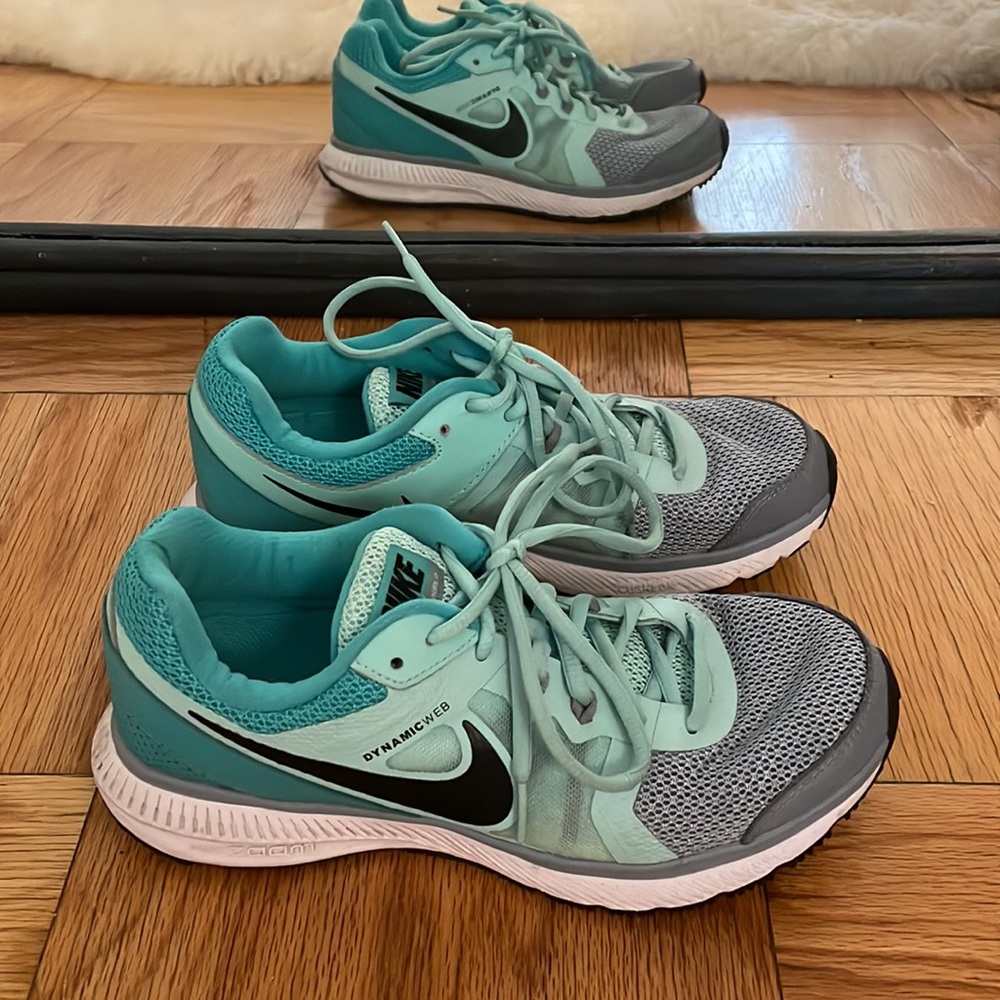 Nike fitsole Dynamic Web Tennis shoe